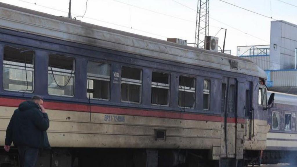 Российский реактивный дрон ударил по вокзалу и электричке в Днепре: 13 погибших и более 10 пострадавших